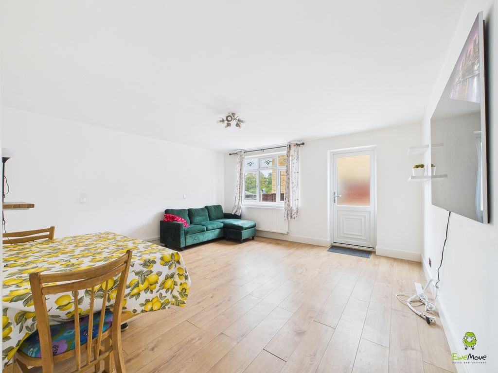 Property photo 3 of 12 Cam03779G0-Pr0300-Still007