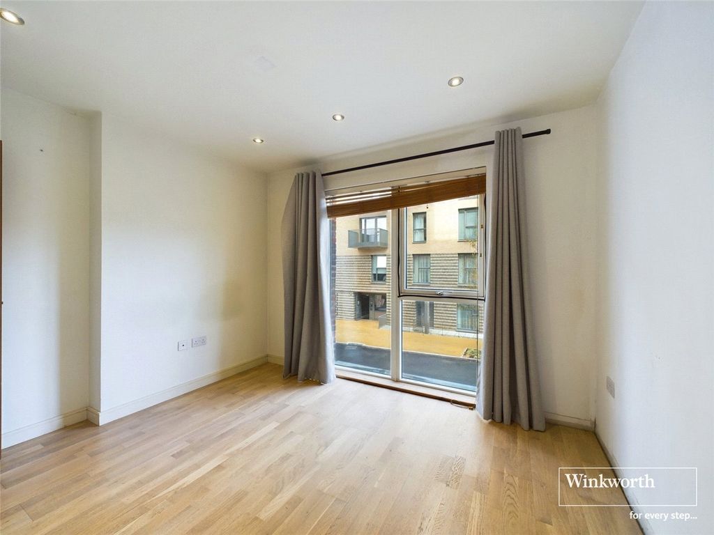 Property photo 2 of 6 Bedroom