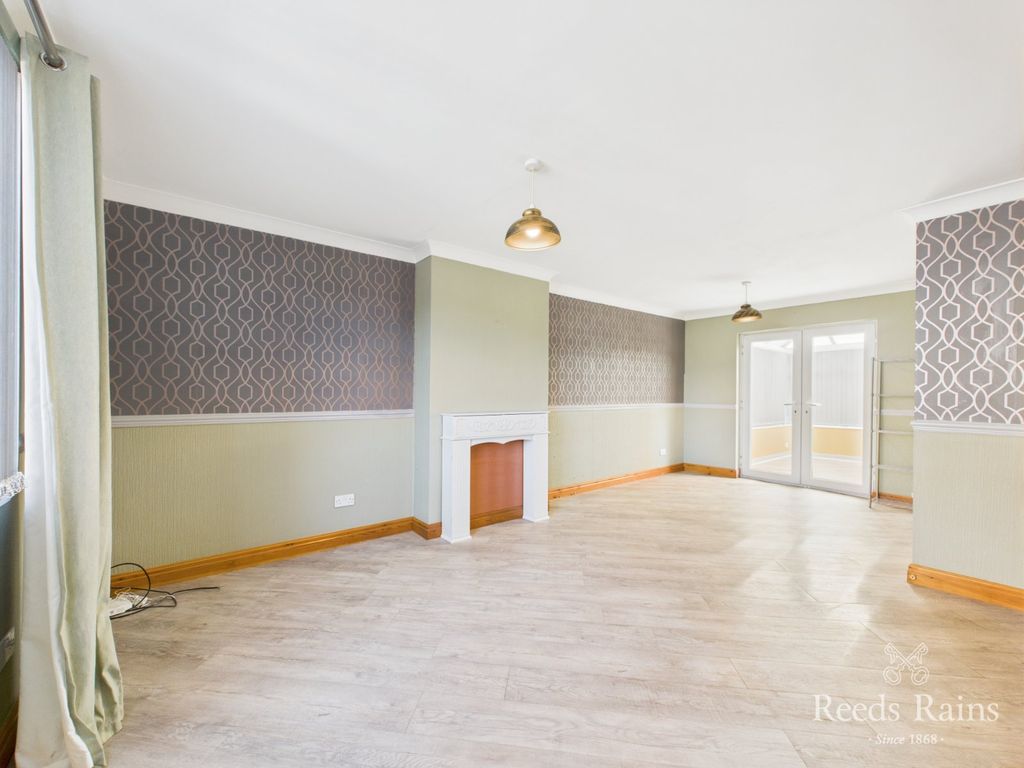Property photo 2 of 19 Sitting/Dining Room