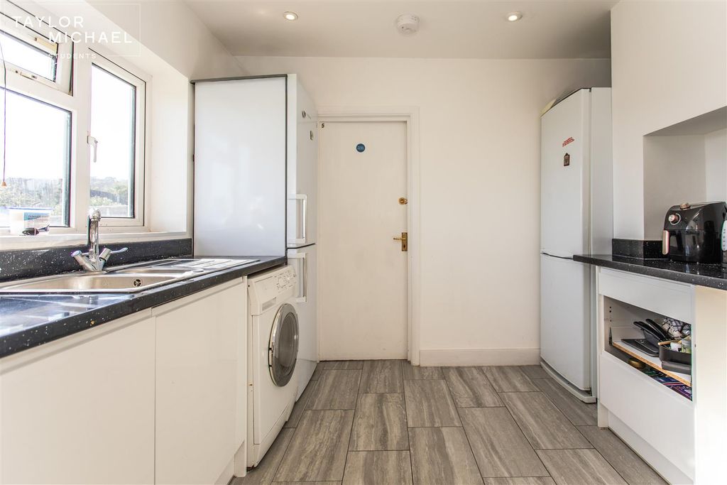 Property photo 3 of 19 Kitchen