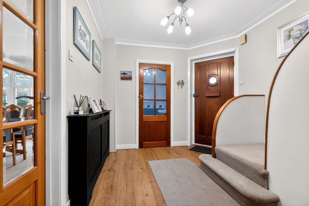 Property photo 2 of 28 Entrance Hall