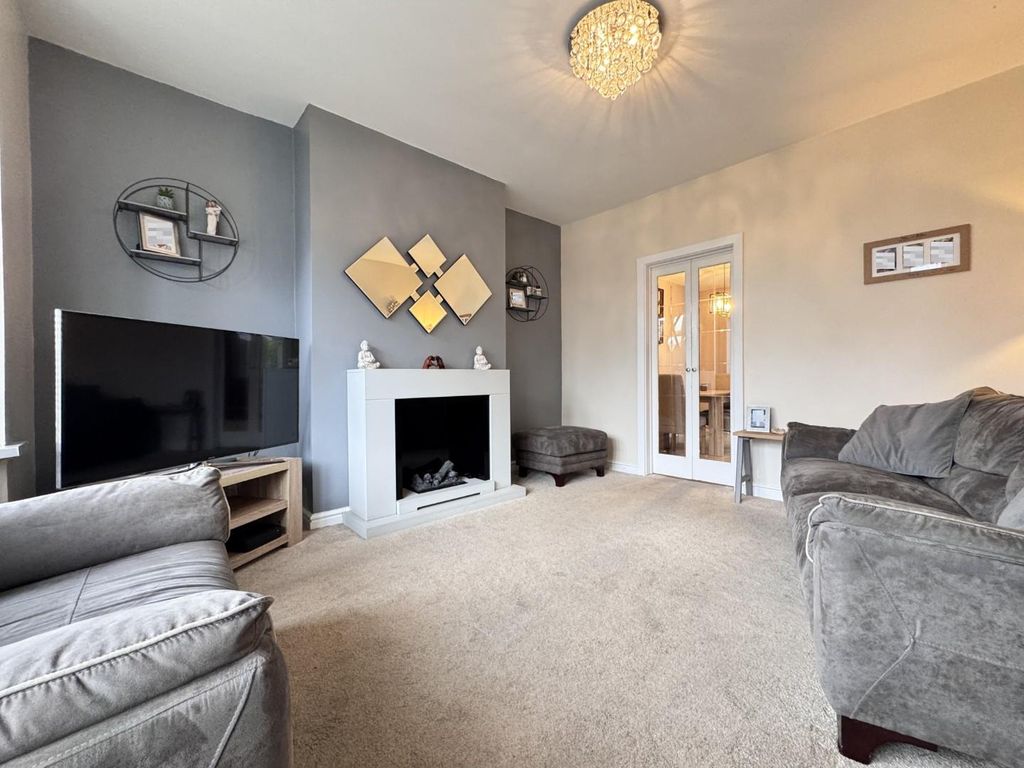 Property photo 3 of 19 Lounge