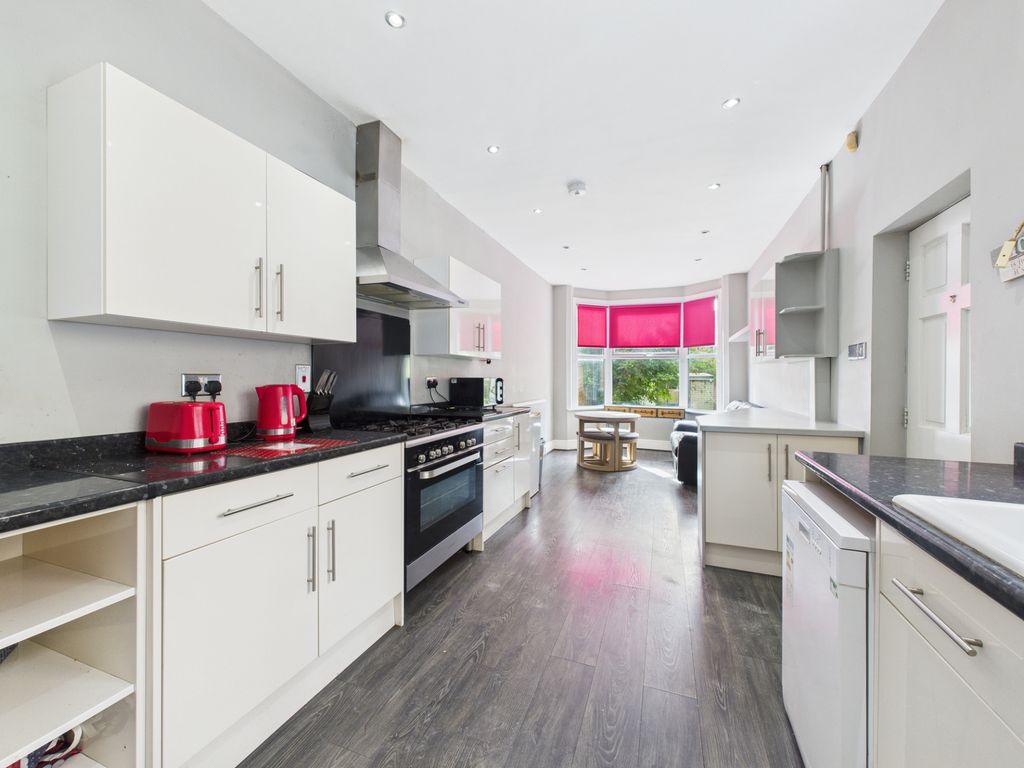 Property photo 2 of 12 Kitchen