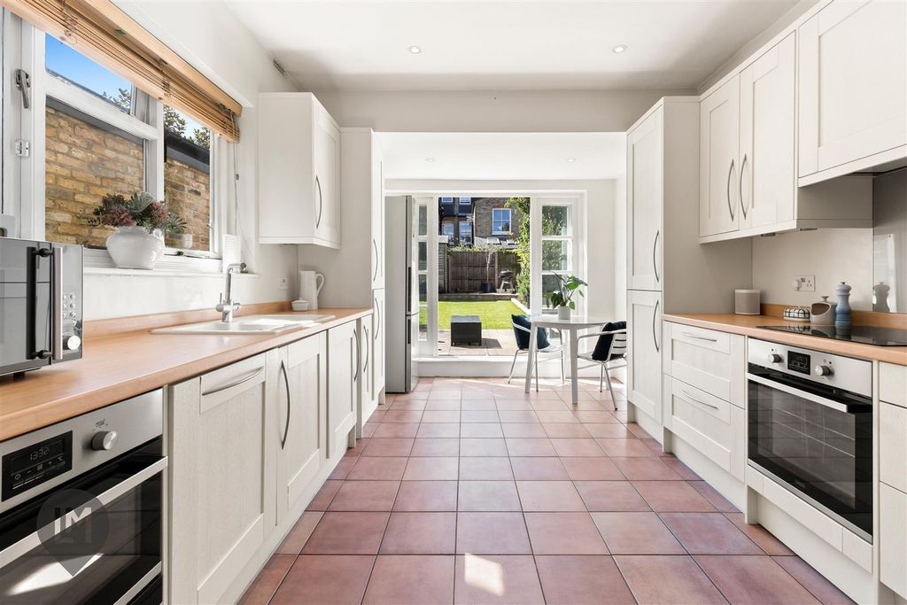 Property photo 2 of 9 Kitchen