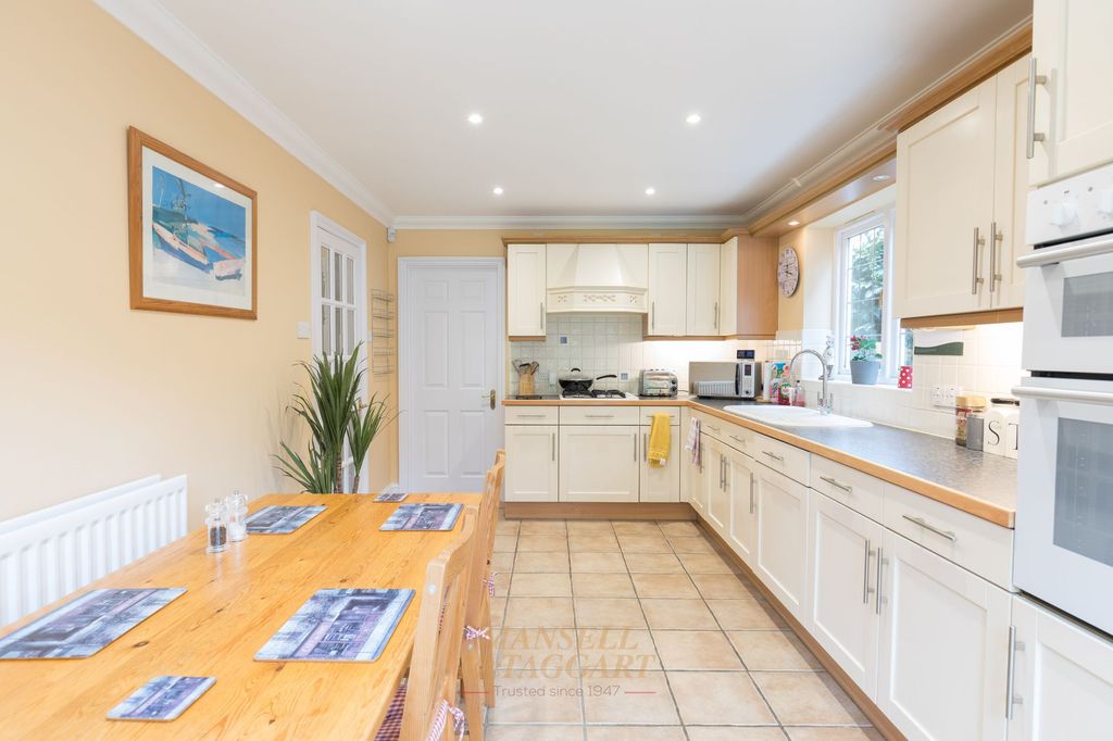 Property photo 3 of 33