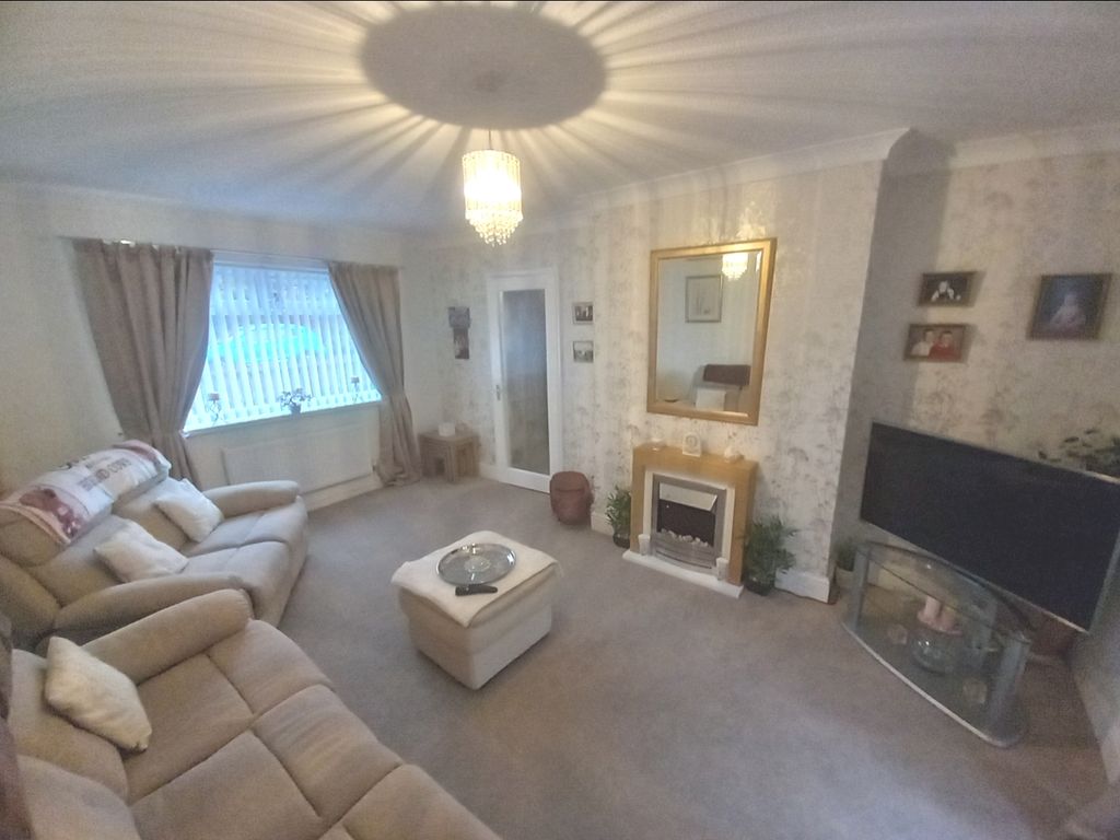 Property photo 2 of 17 Lounge