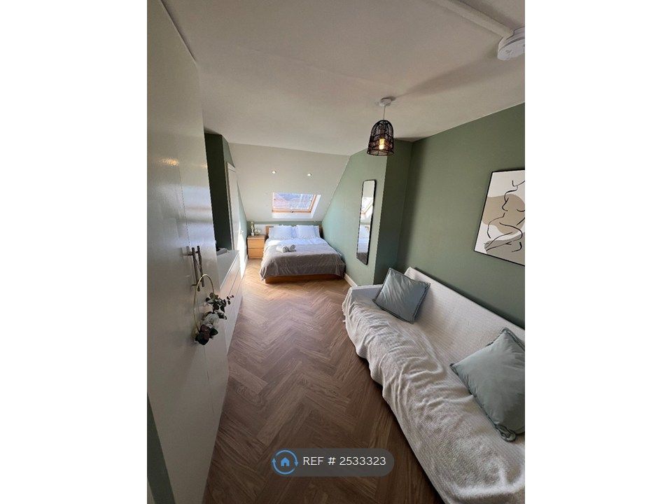 Property photo 3 of 12 Xl Ensuite Room 3