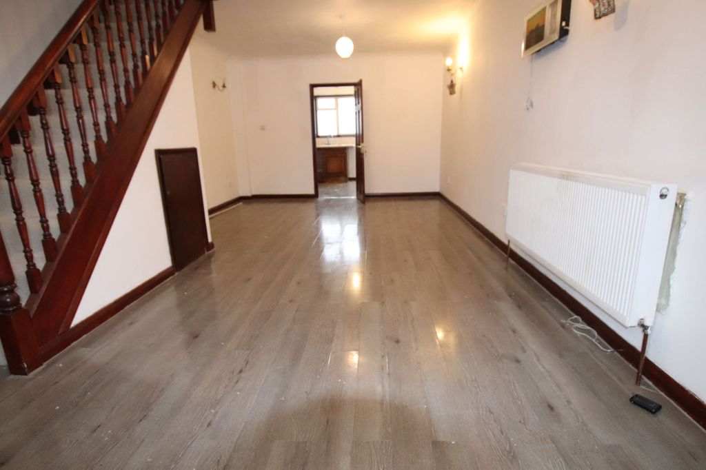 Property photo 3 of 8 Lounge