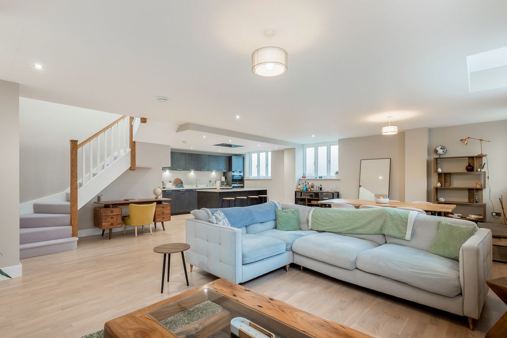 Property photo 2 of 21