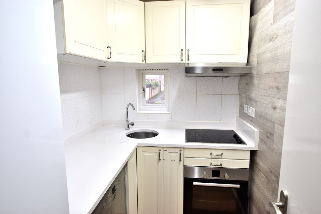 Property photo 3 of 7 Kitchen