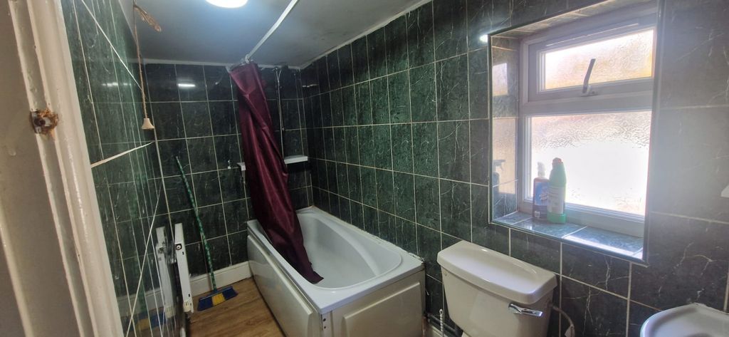 Property photo 1 of 9 Flat To Let
