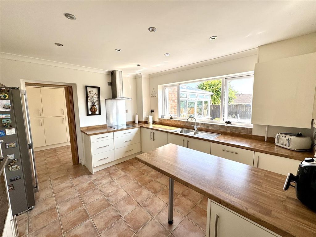 Property photo 3 of 25 Kitchen/Breakfast Room