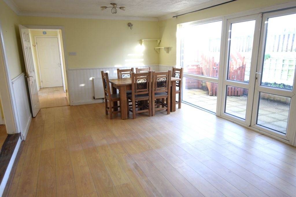 Property photo 3 of 17 Lounge/Diner