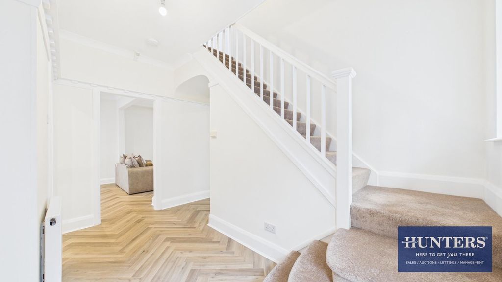 Property photo 2 of 18 Hallway