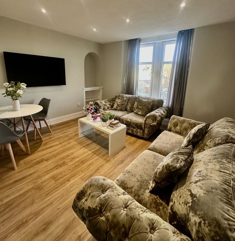 Property photo 1 of 9 Living (A)