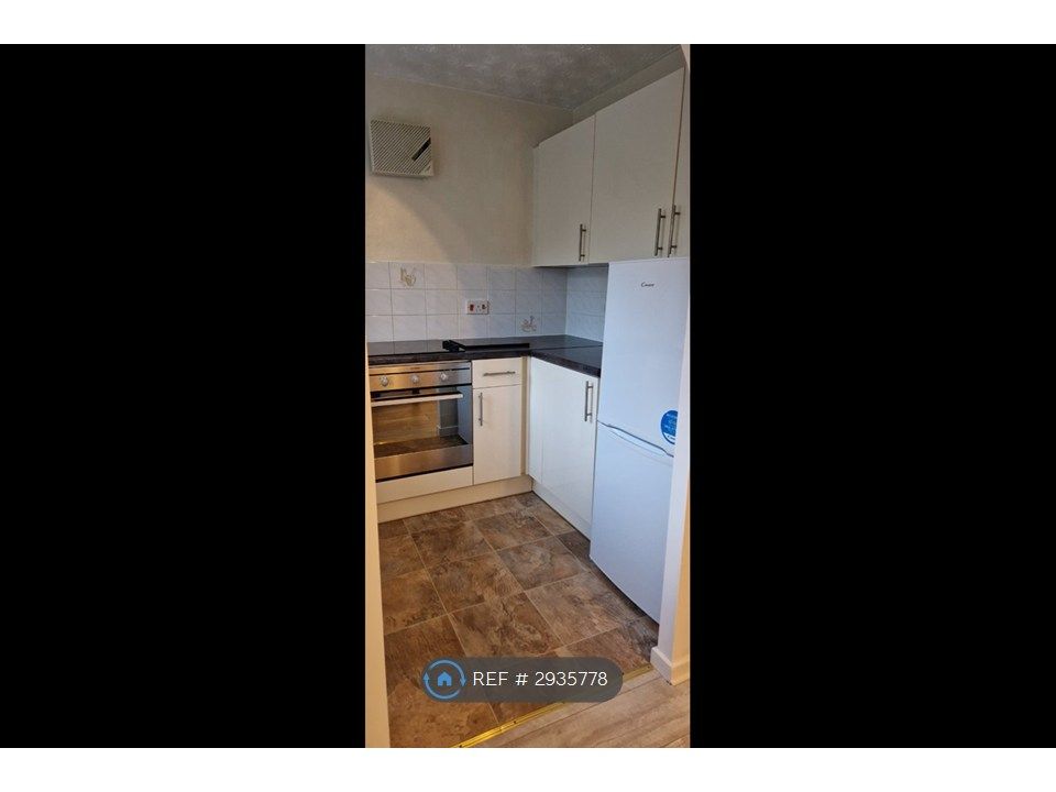 Property photo 2 of 6 Kitchen