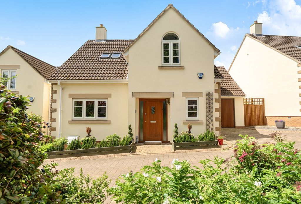Property photo 1 of 21 5 Warren Close