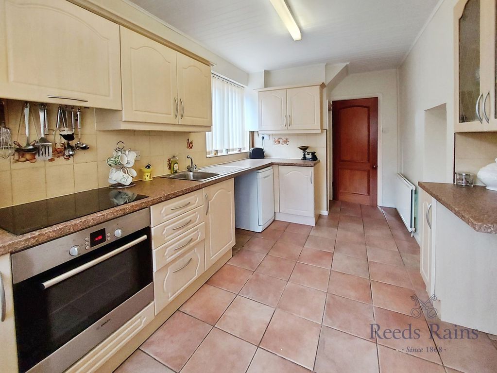 Property photo 3 of 18 Kitchen