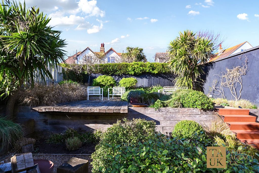 Property photo 3 of 33