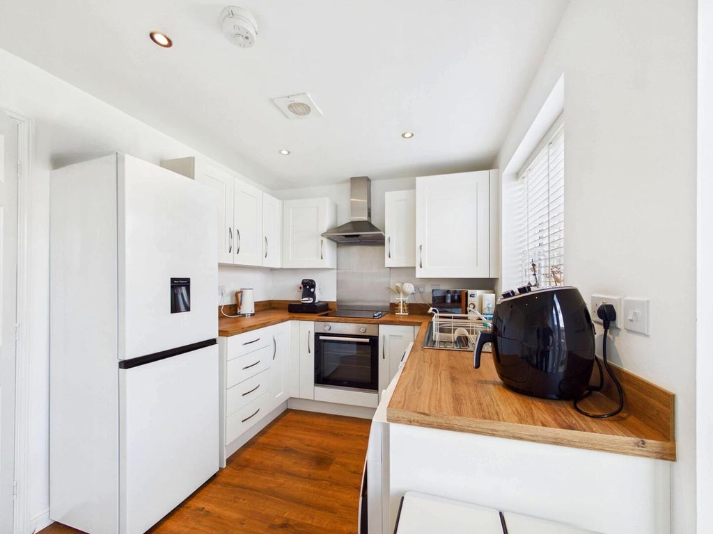 Property photo 3 of 12 Kitchen