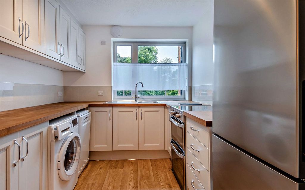 Property photo 3 of 10 Kitchen