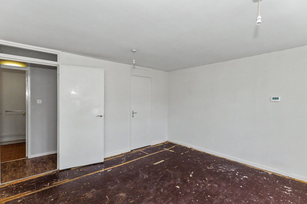 Property photo 3 of 15 Flat 8, Mahew Court, Emmerton Road, Kempston, Bedfordshire, Mk42 8Qx