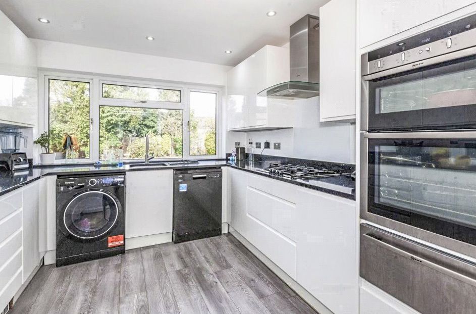 Property photo 3 of 10 Kitchen