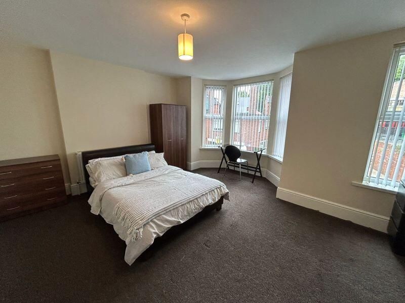 Property photo 1 of 6 Spacious And Well-Maintained Master Bedroom Featur...