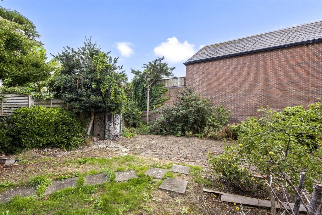 Property photo 3 of 12 Communal Gardens