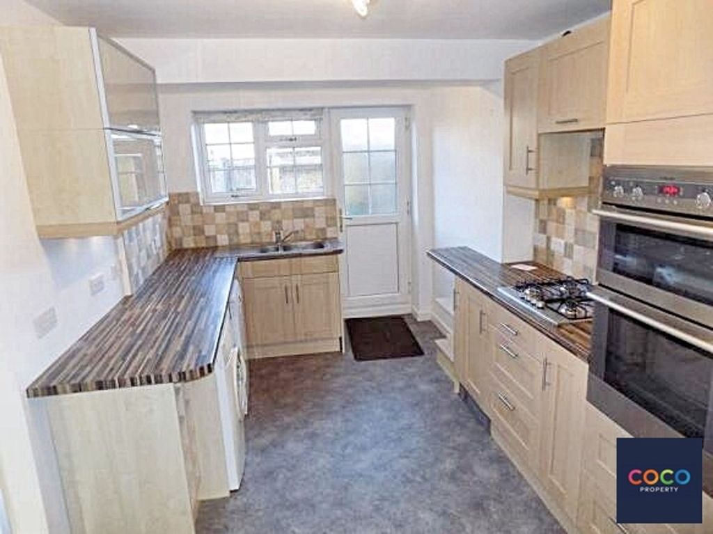 Property photo 3 of 11 Kitchen