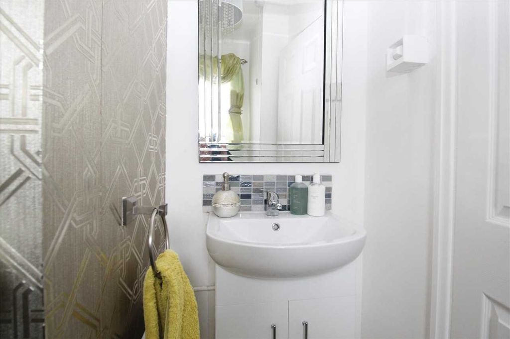 Property photo 2 of 17 Cloakroom