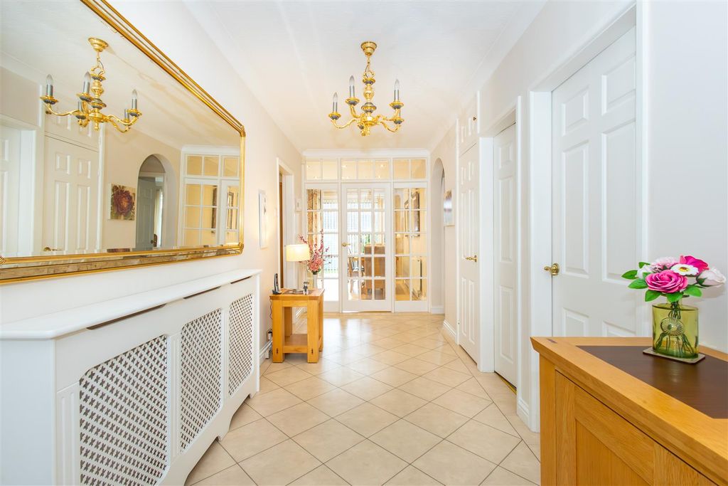 Property photo 2 of 22 Entrance Hall