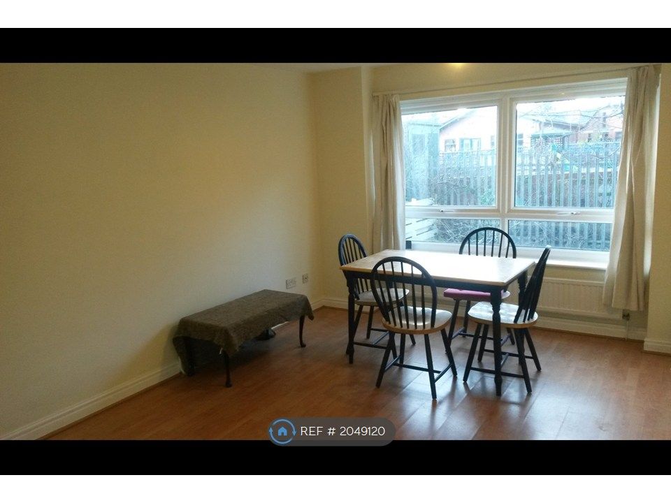 Property photo 2 of 5 Spacious Living Room