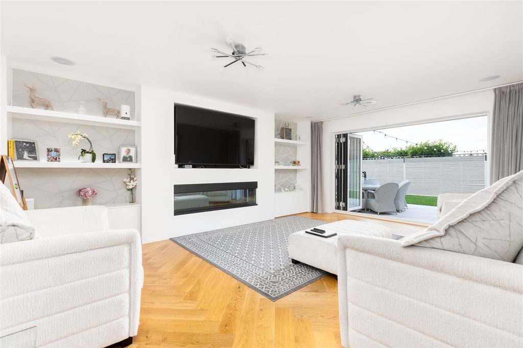 Property photo 2 of 27 Lounge