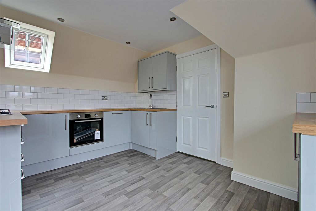 Property photo 2 of 11 Kitchen