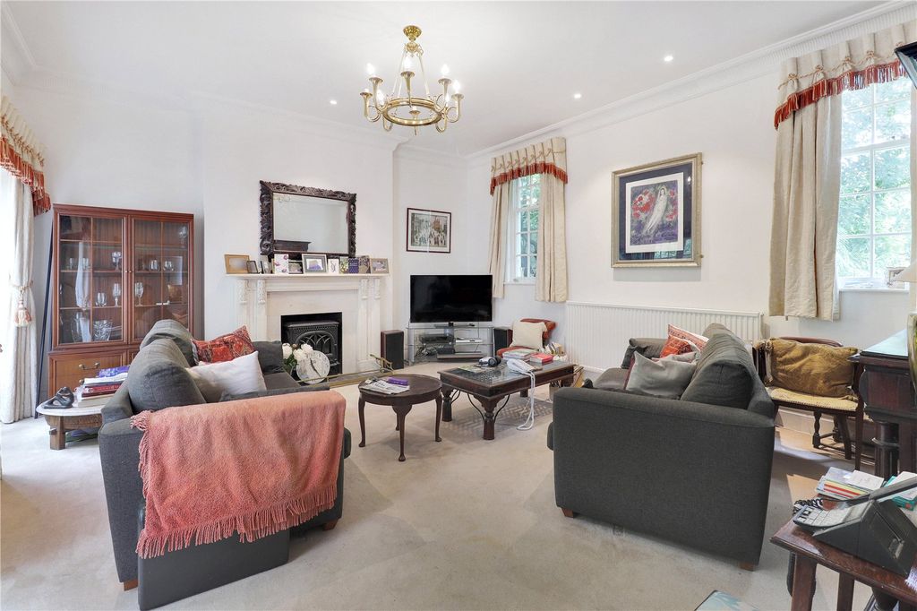 Property photo 2 of 17 Sitting Room