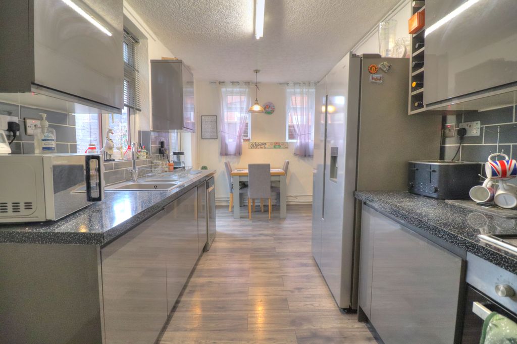 Property photo 3 of 21 Kitchen/Diner