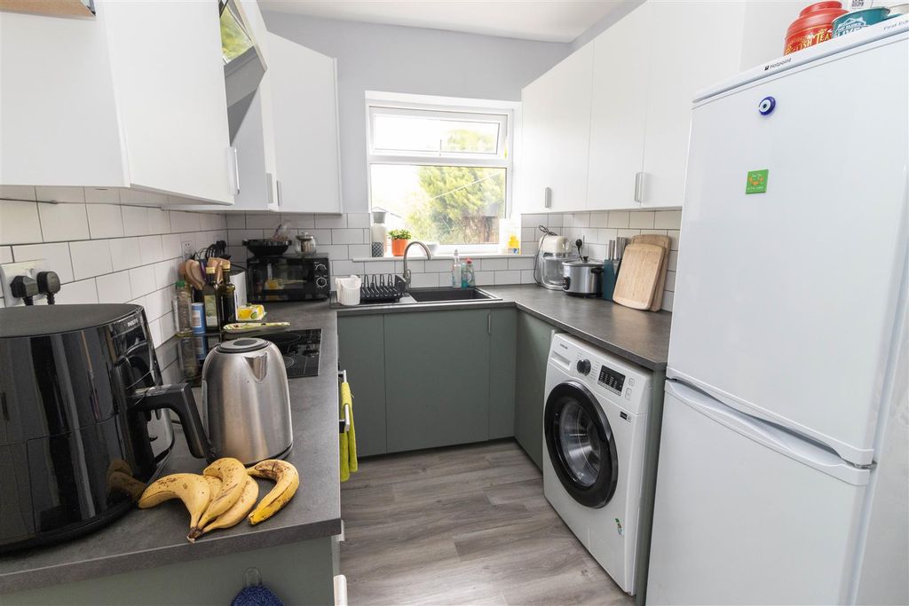 Property photo 3 of 10 Kitchen