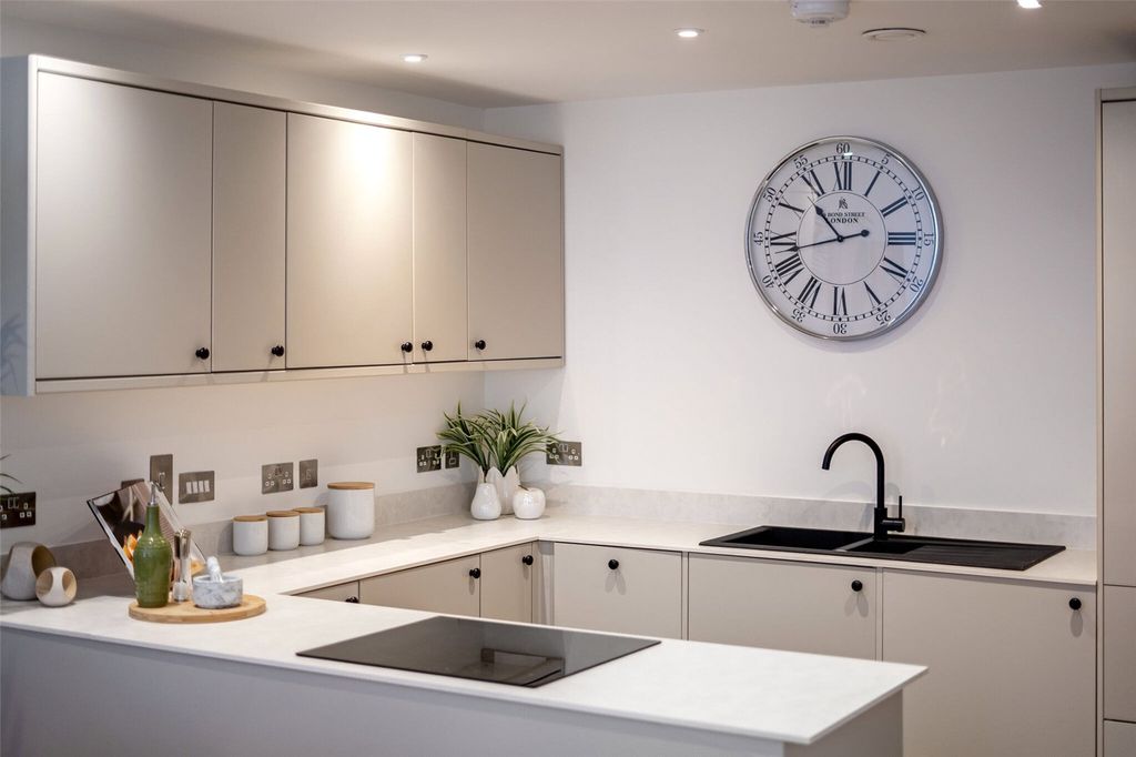 Property photo 3 of 10 Bay Court Show Apt