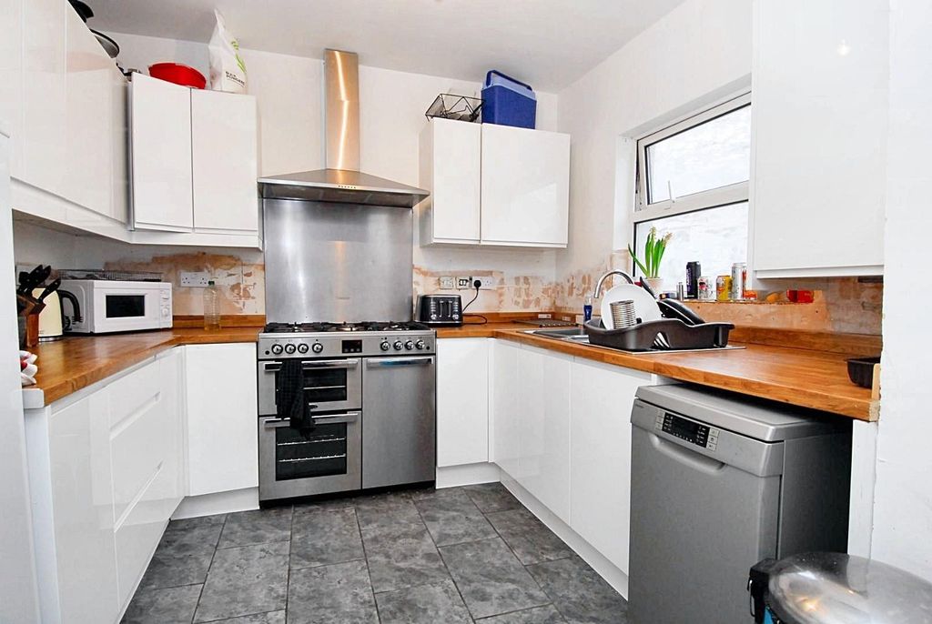Property photo 2 of 9 50 Furze Kitchen 2.Jpeg