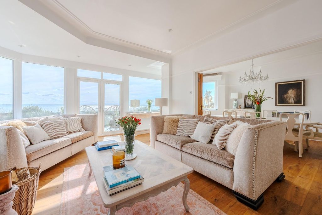 Property photo 2 of 34 Lounge/Diner