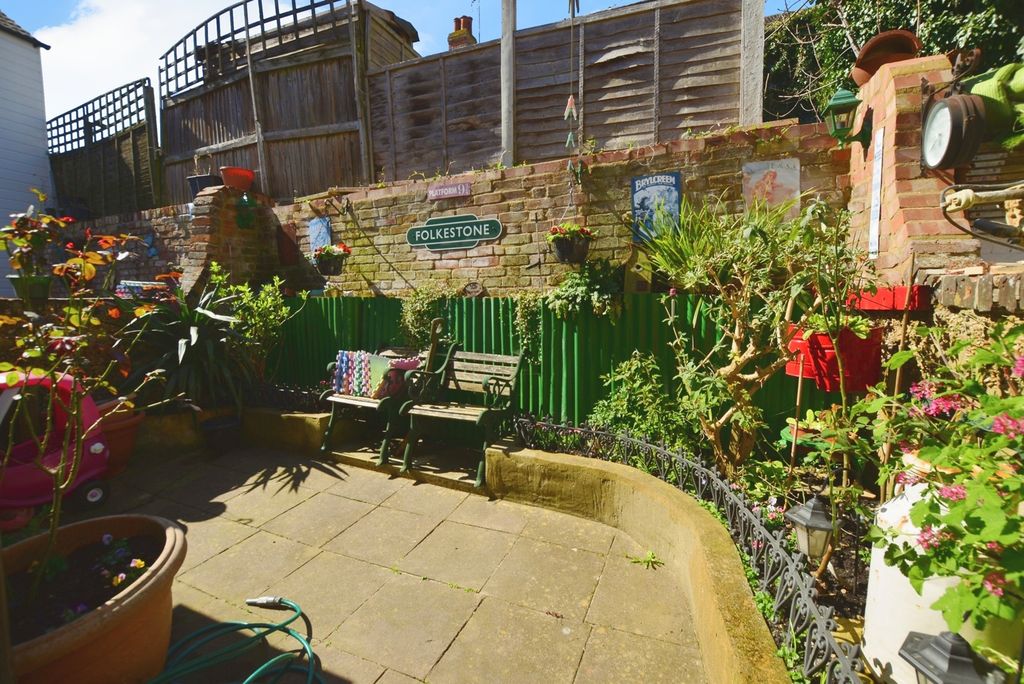 Property photo 2 of 17 Garden