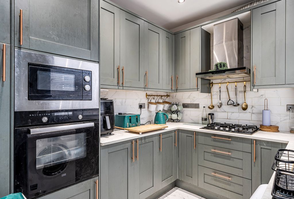 Property photo 3 of 9 1331006-10-6887A4...