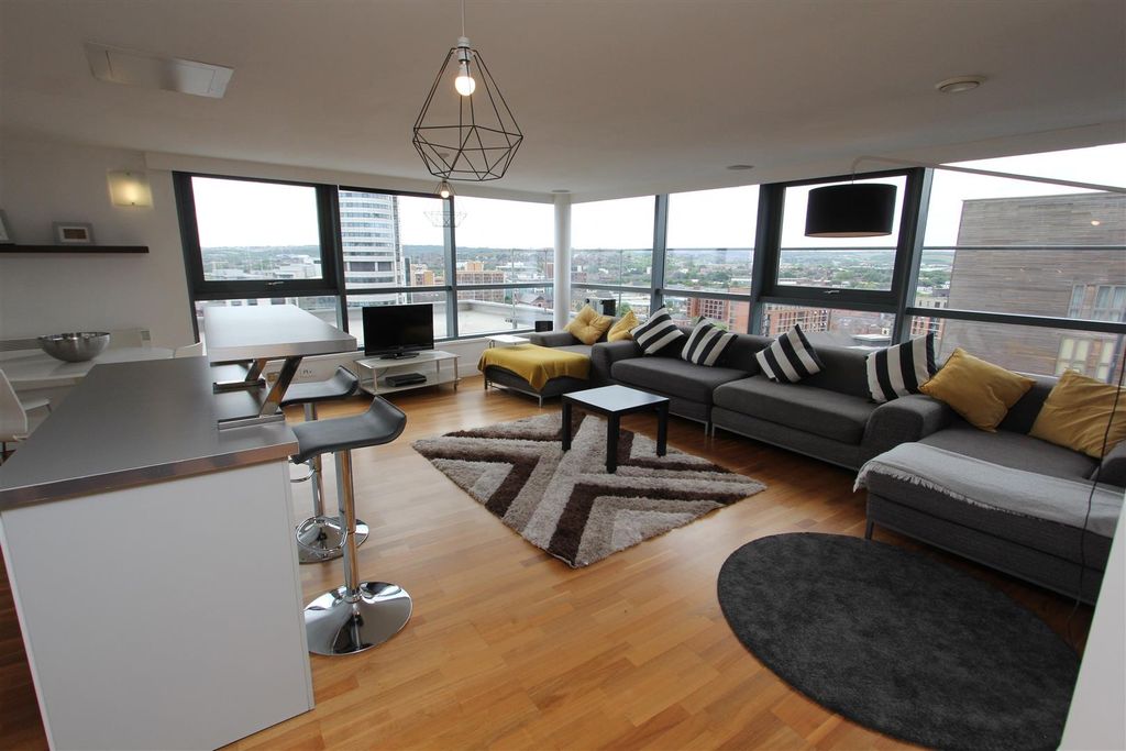 Property photo 1 of 9 Bright Modern Open-Plan Living Area With Riverview...