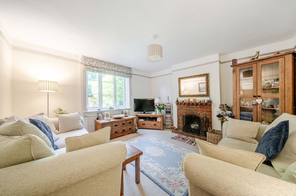 Property photo 2 of 15 1335561-24-6899ce...