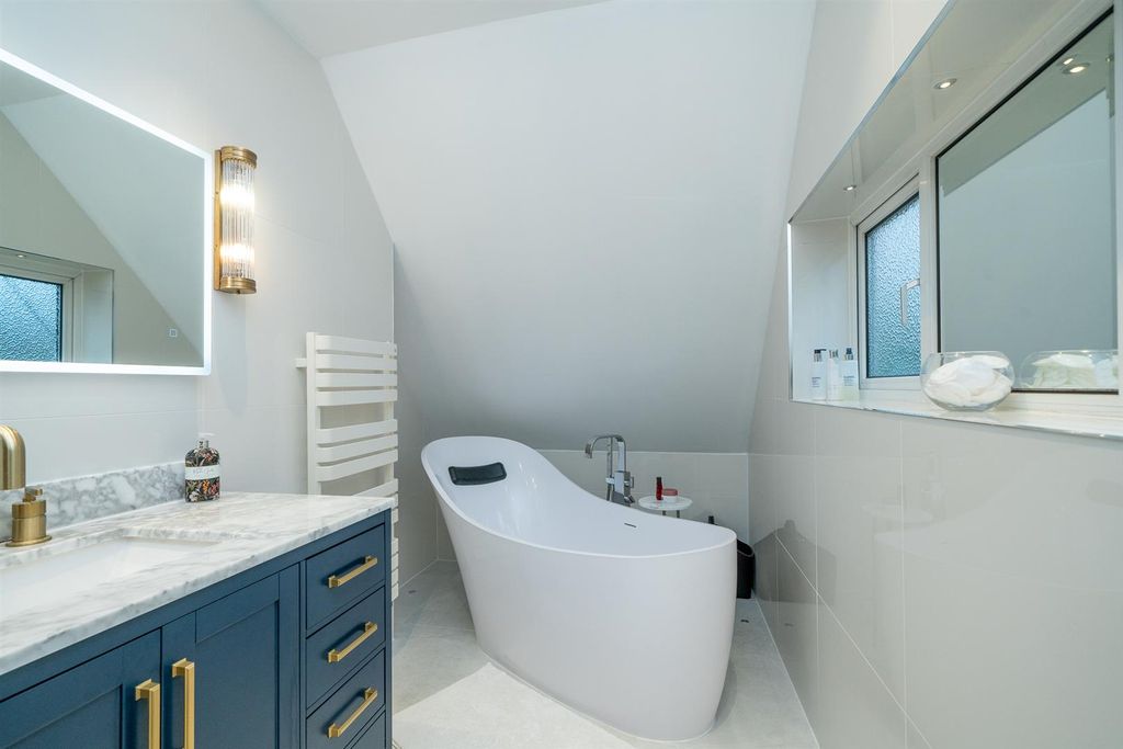 Property photo 3 of 34 146-Harpenden-Road-1028.Jpg