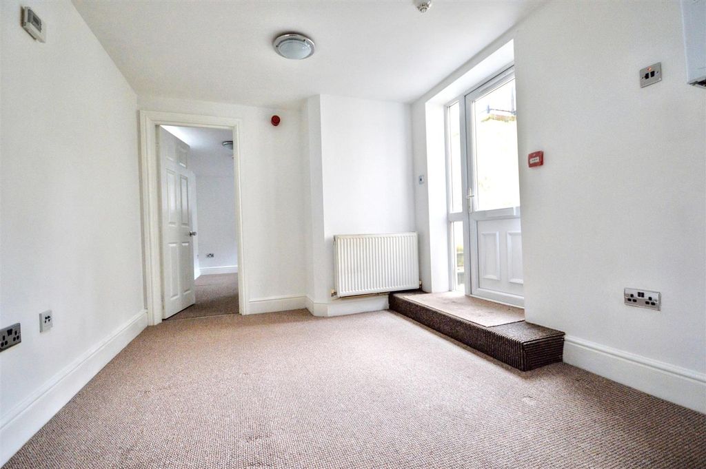 Property photo 3 of 8 Lounge