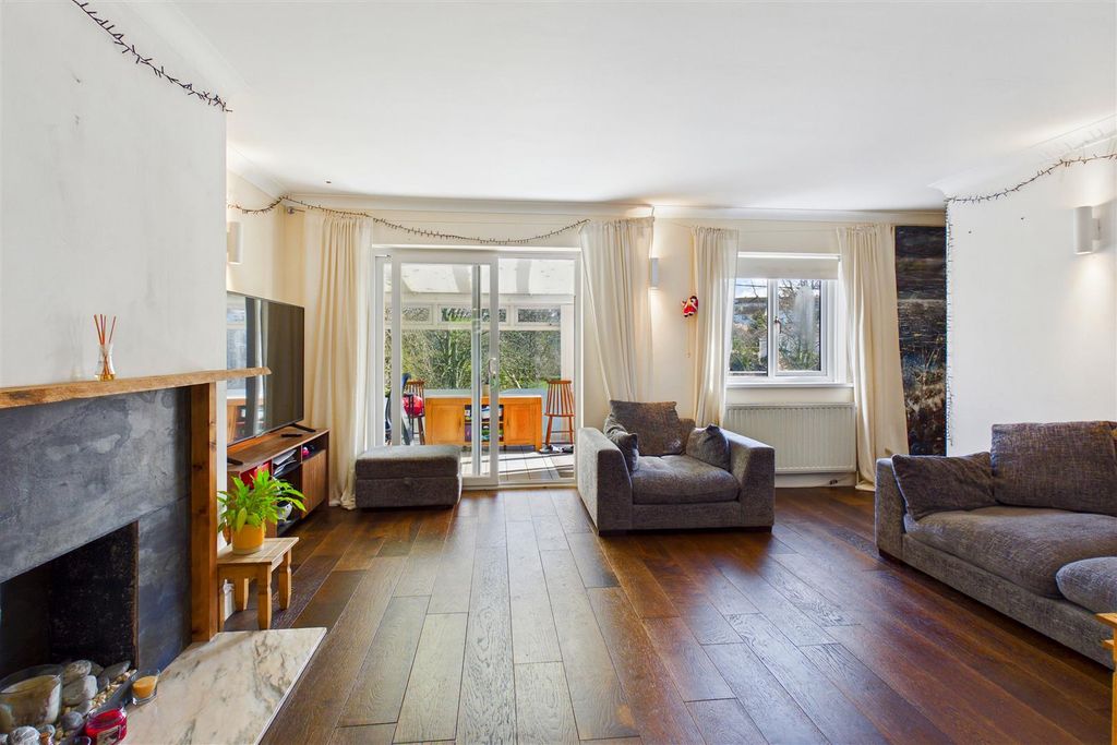 Property photo 3 of 18 Lounge And Conservatory.