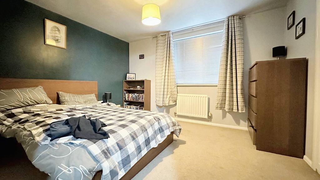 Property photo 3 of 7 Spacious Modern Bedroom With Stylish Feature Wall...