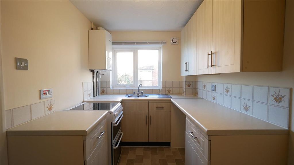 Property photo 3 of 7 Kitchen